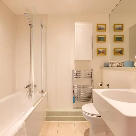 Wild Roses Serviced Apartments - City Airport Londres Exterior foto